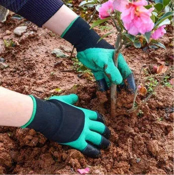 Rękawice z plastikowymi pazurami - świetny gadżet do ogrodu