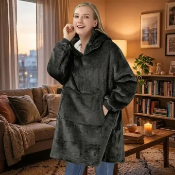 Koc z rękawami i kapturem Huggle Hoodie – czarny